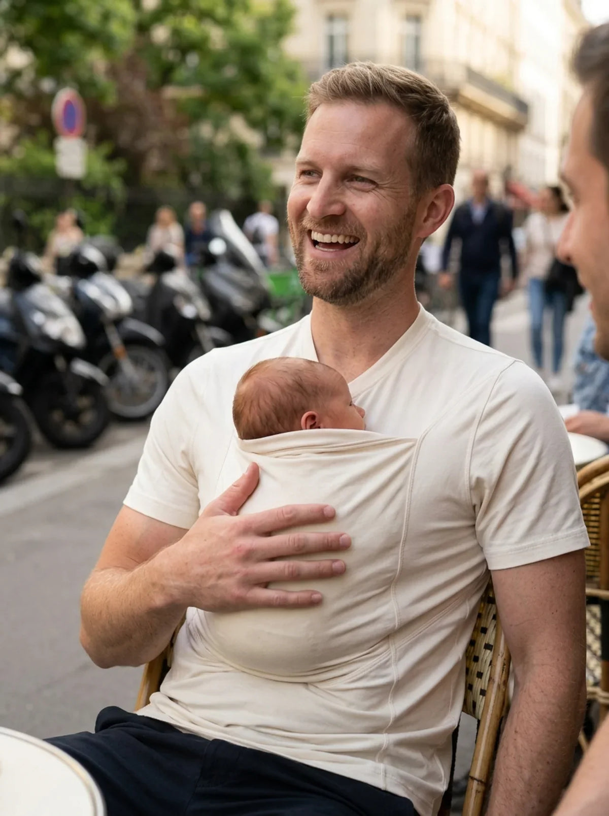 T-shirt porte-bébé Hugaya porté par un père, bébé installé contre lui, coloris blanc
