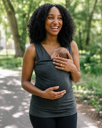 Débardeur porte-bébé Hugaya porté par une mère, bébé installé contre elle, coloris gris