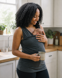 Débardeur porte-bébé Hugaya porté par une mère, bébé installé contre elle, coloris gris