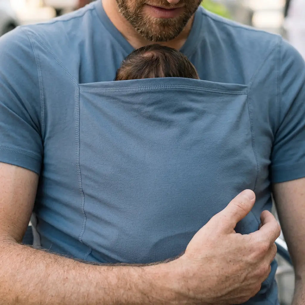 T-shirt porte-bébé Hugaya porté par un père, bébé installé contre lui, coloris bleu