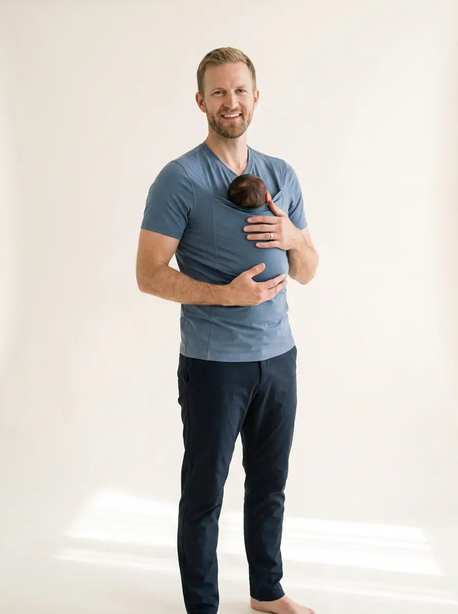 T-shirt porte-bébé Hugaya porté par un père, bébé installé contre lui, coloris bleu