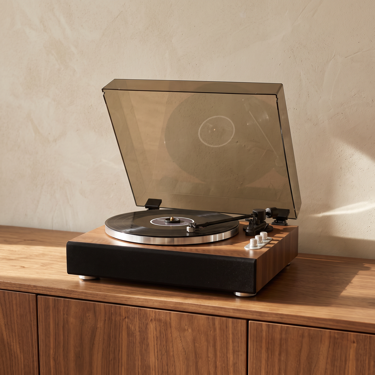 Heirloom Signature — Moving-Magnet Turntable with Built-in Speakers & Bluetooth